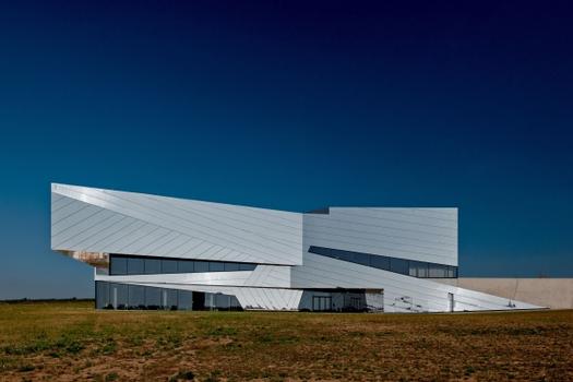 The new Paläon research and experience center in Schöningen, Lower Saxony has a reflecting facade that mirrors the surrounding countryside.
: The new Paläon research and experience center in Schöningen, Lower Saxony has a reflecting facade that mirrors the surrounding countryside.