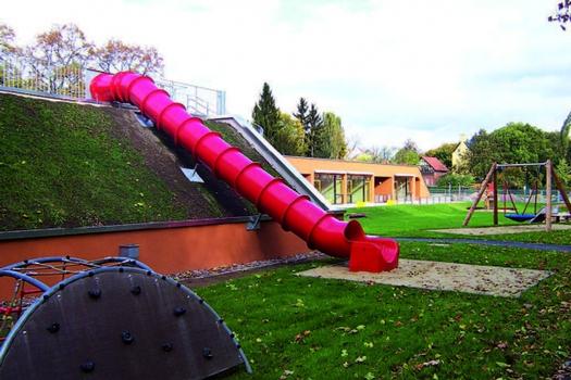 Der Kindergarten "Rasselbande" in Erfurt erweitert die Spielmöglichkeiten für die Kinder mit einer Rutschbahn vom Dach
: Der Kindergarten "Rasselbande" in Erfurt erweitert die Spielmöglichkeiten für die Kinder mit einer Rutschbahn vom Dach