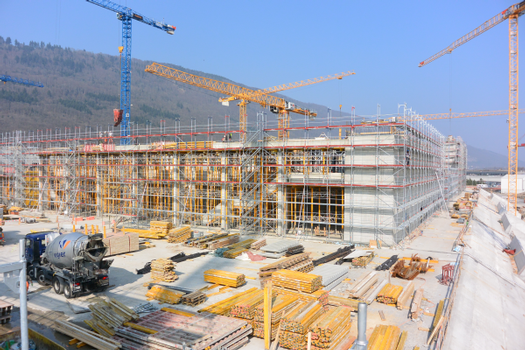 Der Neubau der Sportstadien Les Stades de Bienne in Biel ist das erste Bauvorhaben in der Schweiz, bei dem die Schweizer Niederlassung der TEUPE Gerüstbau AG die Gerüstbauarbeiten ausführt