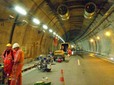 Die Sanierung des 1968 fertiggestellten Tunnels Melide-Grancia im Tessin wurde durch neue Sicherheitsvorschriften erforderlich
: Die Sanierung des 1968 fertiggestellten Tunnels Melide-Grancia im Tessin wurde durch neue Sicherheitsvorschriften erforderlich