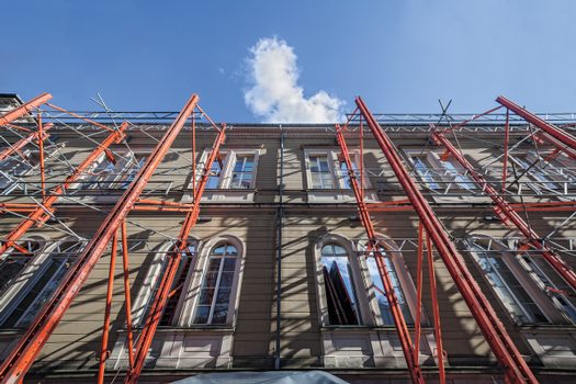 Das Naturkundemuseum in Karlsruhe wird derzeit umfassend saniert. Die alte Fassade bleibt bestehen, sie wird während des Bauzustands mit einer Konstruktion aus PERI VARIOKIT Systembauteilen sicher abgestützt