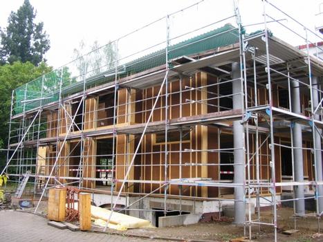 Holzfaserdämmstoffe werden u.a. als biegeweiche Matten zum Dämmen von Gefachen in den Wänden, Decken und Dachflächen gezimmerter Holzrahmenbauten eingesetzt