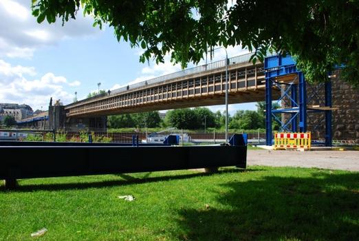Die Firma Teupe & Söhne Gerüstbau GmbH, NL Rheinland, Dormagen, erhielt den Auftrag für die Einrüstung der Brückenpfeiler.