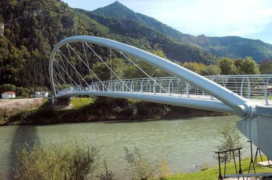 Nun gibt es zwischen den beiden Ortsteilen von Marquartstein eine zweite Brücke. Die Fußgänger- und Radfahrerbrücke ist die erste beheizte Stahlbrücke in Deutschland.