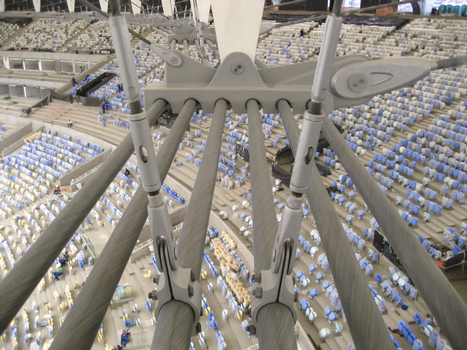 60 Konnektoren mit 1,7 t Einzelgewicht wurden zur Fixierung der 6 Ringseile eingesetzt. Um die im Bauwerk auftretenden Belastungen zu simulieren, wurden sie vor Ort in einem 1:1 Test mit rund 900 t geprüft.