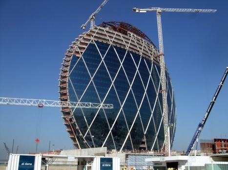 Große Firmen sind oft Vorreiter für die Anwendung der BIM-Methode (hier der Aldar-Firmensitz in Abu Dhabi während des Baus (Bild 1) und als BIM-Modell (Bild 2))