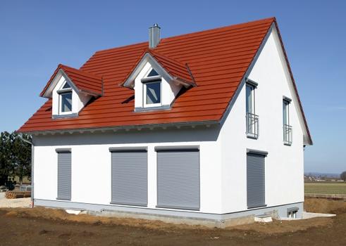 Neubau mit Holzfaserdämmung 
Ob vom Architekten frei geplant oder mit standardisierten Elementen, sieht man dem verputzten Haus nicht an.