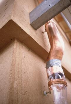 Holzfaserdämmplatten lassen sich von geschulten Fachhandwerkern millimetergenau in Form bringen. Das kann entweder in der Werkstatt oder auf der Baustelle geschehen
