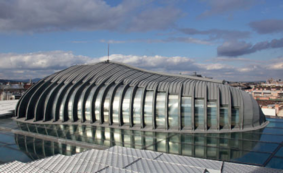 Der niederländische Architekt Prof. Erick van Egeraat hat den organisch geformten Konferenzraum auf das transparente Glasdach eines im Stil der Neorenaissance gebauten Gebäudes in Budapest gesetzt