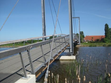 Pylonbrücke zur Blauen Stadt