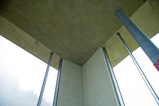 Au total, le coffrage des plafonds a nécessité la réutilisation de près de 400 m² de matrices de coffrage NOEplast Trier 3. La taille homogène des matrices vient renforcer la structure du plafond