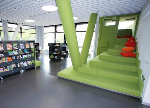 Stadtbibliothek Bad Vilbel, Bibliothek ist gleich Brücke - Wegeleitsystem in Komfortboden Integriert