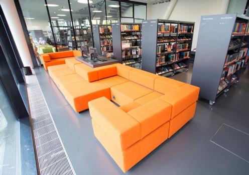 Stadtbibliothek Bad Vilbel, Bibliothek ist gleich Brücke - Wegeleitsystem in Komfortboden Integriert