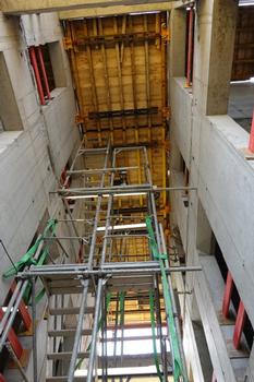 Schachtbühne KSP im Treppenhaus mit integrierter Nachlaufbühne und Treppenturmaufstieg.