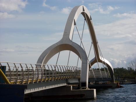 Drei je 60 m lange Brückenbögen aus Lean-Duplex-Stahl überspannen die längste Fußgängerbrücke Europas in Sölvesborg, Schweden.
: Drei je 60 m lange Brückenbögen aus Lean-Duplex-Stahl überspannen die längste Fußgängerbrücke Europas in Sölvesborg, Schweden.