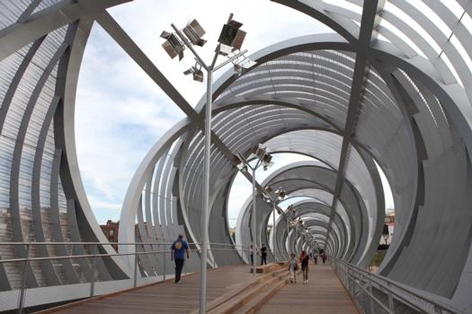 Edelstahlgewebe schützt die Fußgänger vor Wind und Sonne auf der Brücke Pasarela del Arganzuela in Madrid