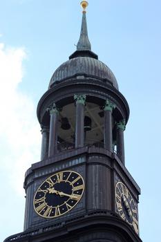 Glockenturm mit Turmuhr - Höhe 132 m und Aussichtsplattform bei 106 m.
