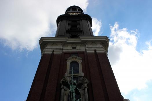 Glockenturm mit Turmuhr - Höhe 132 m