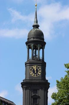 Glockenturm mit Turmuhr - Höhe 132 m und Aussichtsplattform bei 106 m