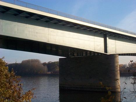 Pont sur le Rhin à Wiesbaden-Schierstein