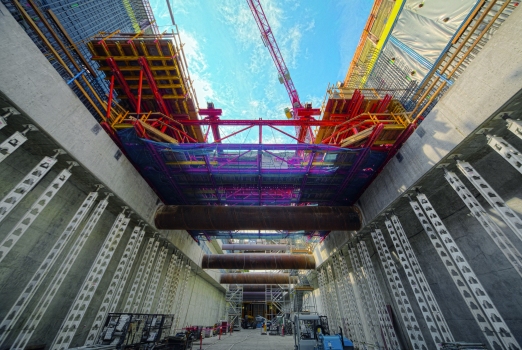 The VARIOKIT formwork carriage ensured rapid concreting sequences for the construction of the new subway station in Seattle. HD 200 heavy-duty props served as temporary support for the longitudinal edge beams.