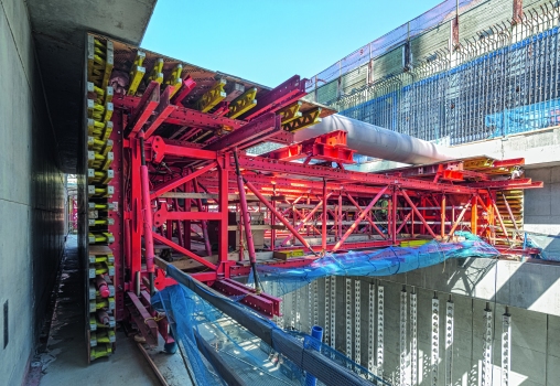 With the help of the hydraulically operated PERI formwork carriage solution, which was based on the VARIOKIT construction kit system, the walls and reinforced concrete beams could be realized in one pour. This avoided the need for construction joints as well as ensuring savings on assembly time and expense.