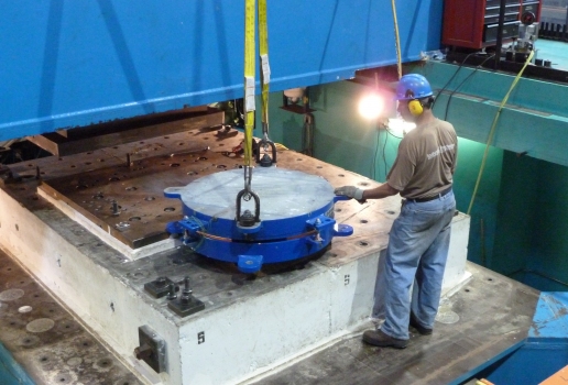 Set up of the bearing test in San Diego where the maximum earthquake can be simulated. During the test, the tested bearings were not damaged, but only overhauled. Due to their high economic value they were finally installed into the structure.