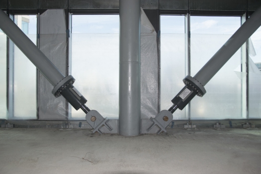 The dampers with a length of 750 mm are installed at the bottom end of the cross braces.