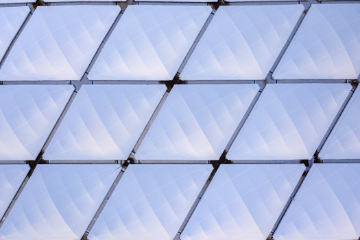 Oberseite der Dachhaut : Die Oberseite der eigentlichen Dachhaut ist mit einer transluzenten Glasfasermembran bespannt.