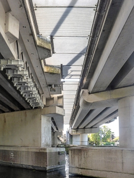 Einige Abschnitte der Vorlandbrücken bei Leiden mussten mit vorgespannten Bügeln verstärkt werden (im Bild links). Die Scherkraftfähigkeit mehrerer Träger entsprach nicht mehr den technischen Anforderungen.