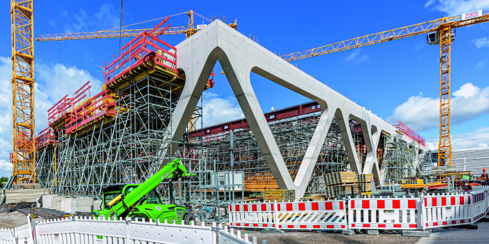 Markenzeichen der AirportAcademy: das umlaufende Betonfachwerk : Das Markenzeichen der AirportAcademy ist das umlaufende Betonfachwerk über zwei Geschosse hinweg, das die Rollfeldgeometrie des Münchner Flughafens widerspiegelt.