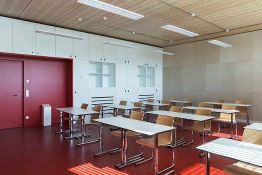 Lycée technique pour professions de santé : 27 salles de classe et une salle polyvalente de 200 m² offrent aux enseignants et aux élèves un environnement de classe moderne.