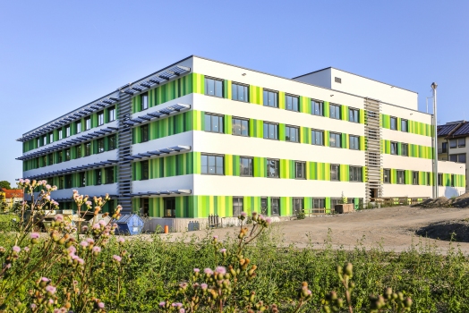 Von außen wirkt der Neubau des Kreiskrankenhauses Crailsheim schon beinahe abgeschlossen. Die Fassade präsentiert sich stilsicher mit grün gestalteten Elementen. Im Frühjahr 2016 sollen hier die ersten Patienten behandelt werden.