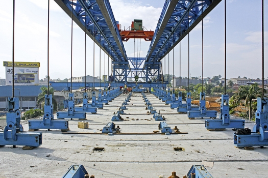 The launching gantry and some of about 1,000 precast segments, of which the hollow box girders consist.
: The launching gantry and some of about 1,000 precast segments, of which the hollow box girders consist.