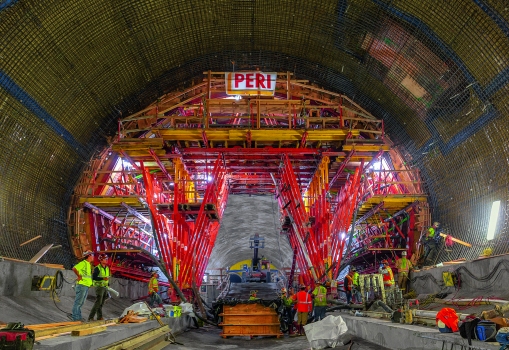 The high load-bearing capacity of the system components facilitated the safe transfer of large loads while allowing flexible adaptation to accommodate the challenging tunnel cross-section.