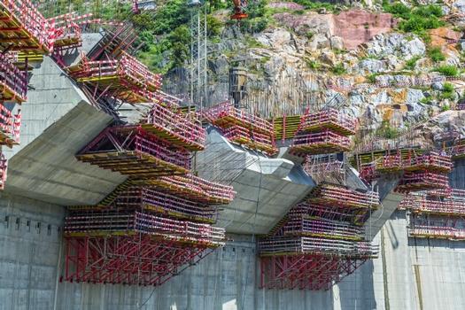 An extremely complex formwork and falsework design is required for the dam's overflow system. PERI's engineers devised a concept based on the system components of the VARIOKIT Engineering Construction Kit, the SB Brace Frame and various falsework elements. The solution was especially cost-effective as all these components are available in the PERI rental park