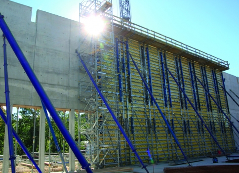 Für die 12 m hohen Wände wird die Rahmenschalung mehrfach aufgestockt.
