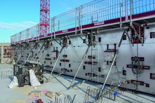 Combined with a heating element, this formwork offers the right solution for concreting at low temperatures. The heat supply provides an uninterrupted hydration process – as shown here in winter in Finland