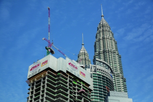 Nach der Fertigstellung wird das 77-geschossige Gebäude insgesamt 324,5 m Höhe erreicht haben.
: Nach der Fertigstellung wird das 77-geschossige Gebäude insgesamt 324,5 m Höhe erreicht haben.