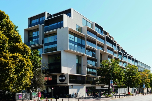 Das Paragon mit dreidimensional wirkender Fassade aus Balkonen unterschiedlicher Tiefen bietet mit seinen 217 Mietwohnungen eine moderne Wohnvielfalt in der Danziger Straße.