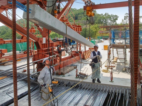 The cross section of the main girders is around 15 m wide and was realized as a single-cell box girder section with an extended slab reinforced by struts.