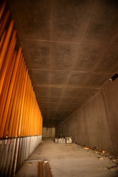 Für den Bau des Tunnels wurde in eine mobile Transportbeton-Anlage investiert, um für die Betonagen der Sohle, der Wände und des Deckels des Tunnels genügend Kapazitäten vorzuhalten.