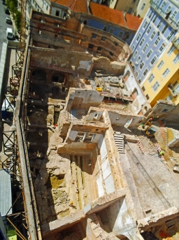 The former palace of the Marquis of Fronteira and the Count of Linhares was severely damaged by an earthquake in 1755.
: The former palace of the Marquis of Fronteira and the Count of Linhares was severely damaged by an earthquake in 1755.
