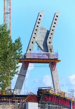 As part of the Krakow metropolitan railway system expansion, a 40 m high asymmetrical viaduct pylon was erected in the second phase of construction, featuring a combined A and H geometry. At two thirds of the pylon height, horizontally suspended SB brace frames were used. These formed a load-bearing intermediate platform for the crossbeam, a technological platform for the reinforcement materials as well as, in the final phase, a sub-construction for the scaffolding in order to install the stay cables. The PERI comprehensive solution allowed short concreting cycles with the highest possible safety standards