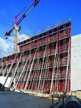 The TRIO panel formwork allows the construction of the 13.50 m high walls with variable inclinations. Up to 14 m long RS push-pull props ensure the correct alignment of the elements