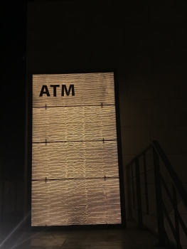 Auch die Geldautomatenbereiche wurden mit einer hinterleuchteten Lichtbetonwand gestaltet.