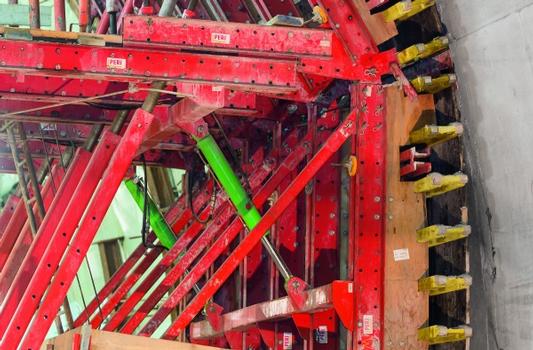 Shuttering and stripping is done hydraulically on the VARIOKIT tunnel formwork carriage. It is based on rentable system components and can be rapidly assembled and adapted by means of standardized bolted connections.