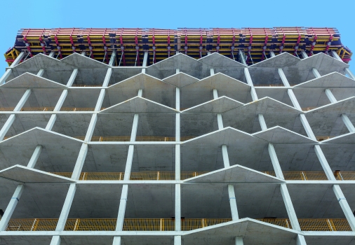 Großflächige VARIODECK-Randtische und der PROKIT-Seitenschutz boten Sicherheit beim Bau der beiden Wohntürme mit scheinbar unregelmäßig angeordneten, dreiecksförmigen Erkern.