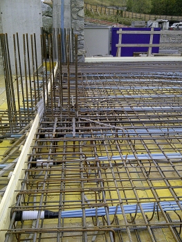 Monostrand tendons in PE ducts for post-tensioning the floor slab of the valley station