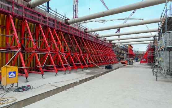 Rund 45.000 m³ Beton wurden innerhalb von knapp 1,5 Jahren beim Bau der neuen Moselschleuse verarbeitet.
: Rund 45.000 m³ Beton wurden innerhalb von knapp 1,5 Jahren beim Bau der neuen Moselschleuse verarbeitet.